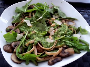 Tagliatelle mit Pilzen, Bohnen und Rucola-Pesto