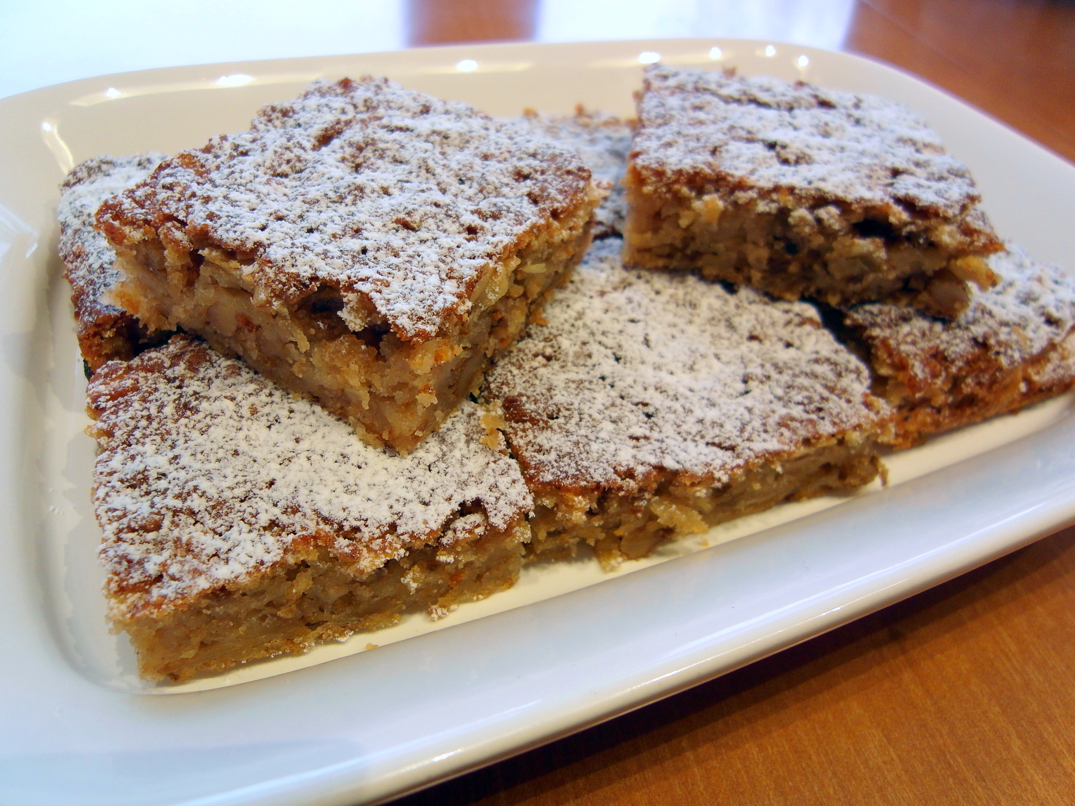 Kuchen mit geriebenen Äpfeln und Walnüssen