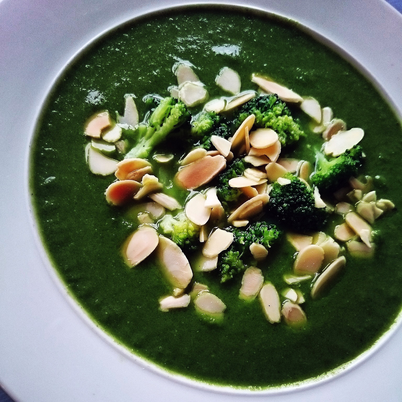 Knallig grün: cremige Grünkohl-Brokkoli Suppe
